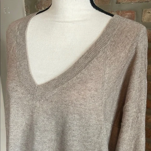 Garnet Hill Women's Beige Cashmere Sweater - L - Picture 2 of 7
